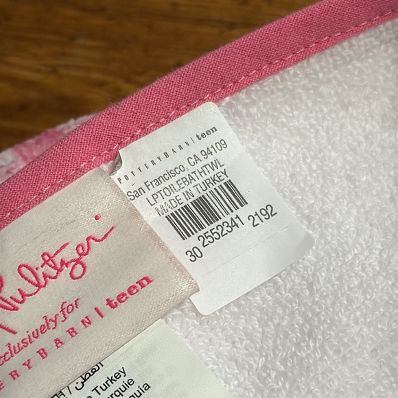 Lilly Pulitzer x Pottery Barn Teen Toile Bath Towel - Picture 3 of 4